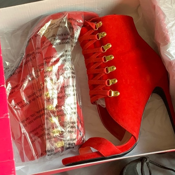 NIB1 RED TESS HEALS - Picture 3 of 4